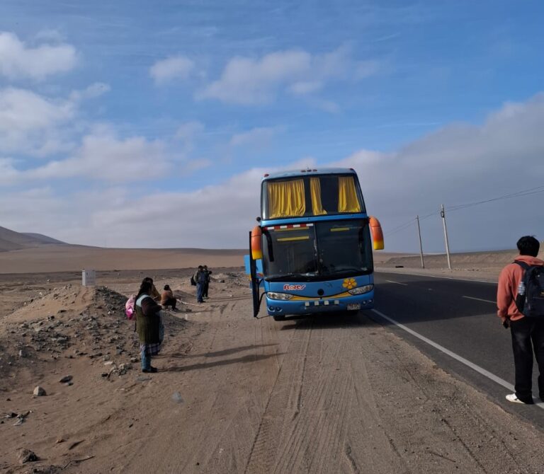 Pasajeros protestan tras desperfecto de bus de Flores Hermanos en la Costanera Sur