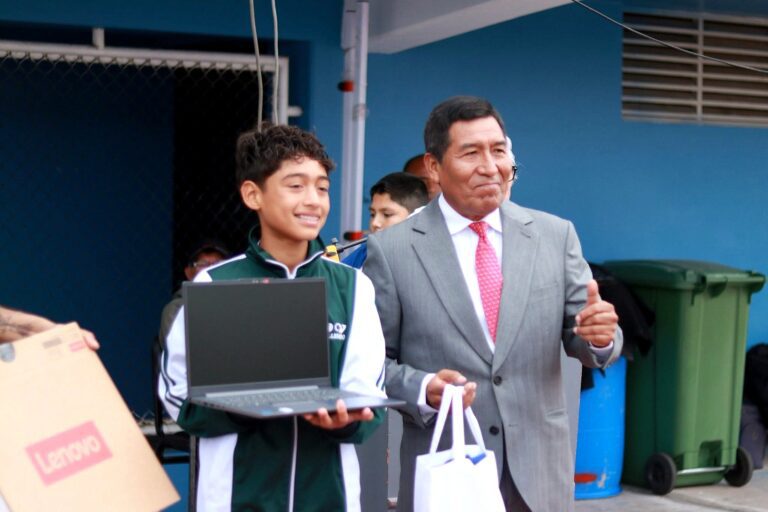 Patrick “Kroketa” Mogrovejo recibe reconocimiento en Juegos Escolares 2026