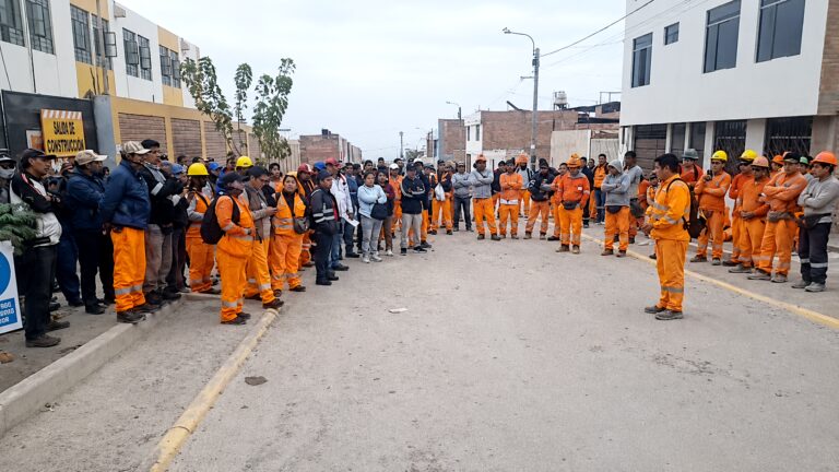 Trabajadores realizan plantón en obra de colegio José Carlos Mariátegui