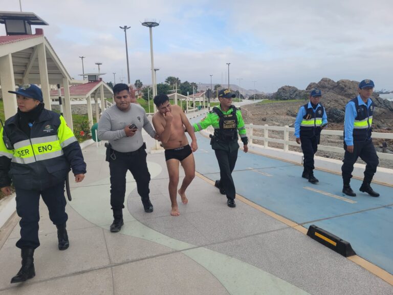 Joven es rescatado tras quedar atrapado en zona rocosa frente al malecón costero