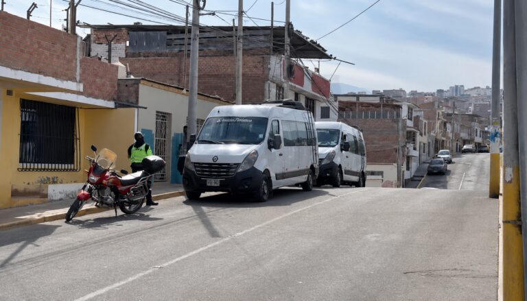 Policía interviene unidades de Nueva Flecha por estacionamiento indebido