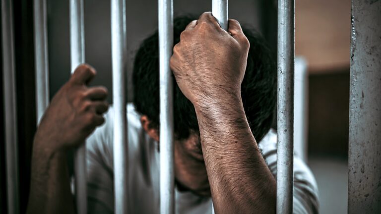 Dictan 7 meses de prisión preventiva a policía por presuntos tocamientos a su hijastra