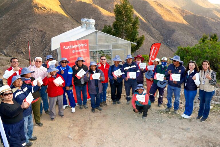 Productores de orégano de Tala reciben módulo de secado con energía solar y eólica