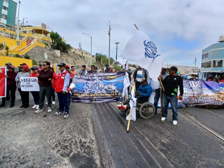 Bloquean el cruce del Ratón en Ilo durante el primer día de huelga indefinida contra la Ley N.° 11658