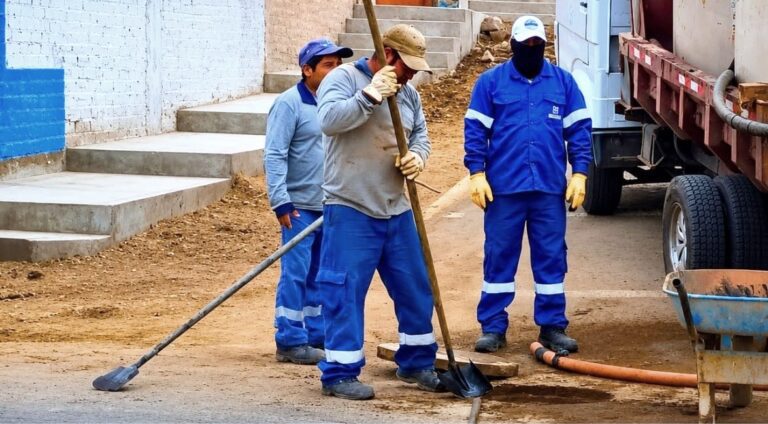Realizan limpieza de buzones para prevenir obstrucciones en Deán Valdivia