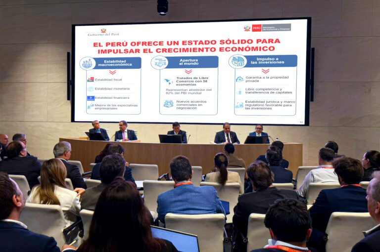 Perú lleva el megapuerto de Corío ante inversionistas en España