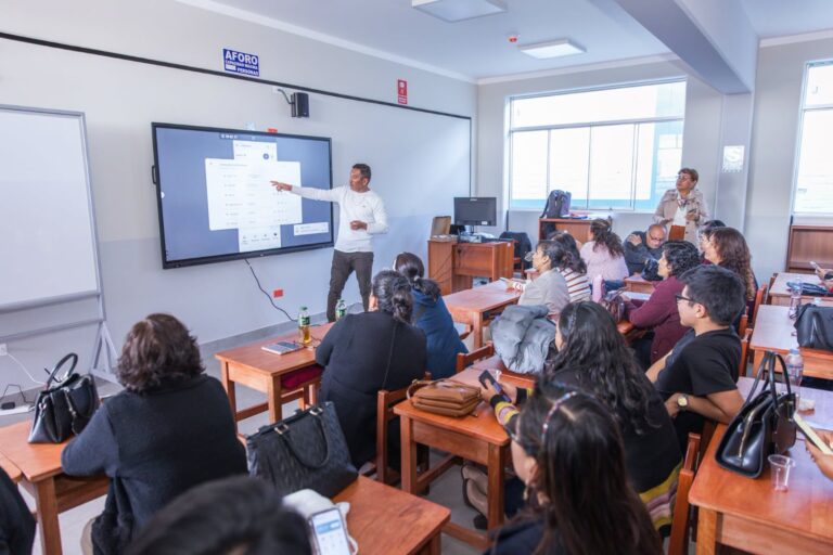 Ejecutan última etapa del proyecto de la I.E. José Olaya Balandra con capacitación a docentes