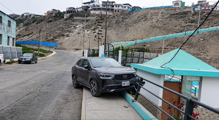 Vehículo se despista y choca contra barandas en El Campín