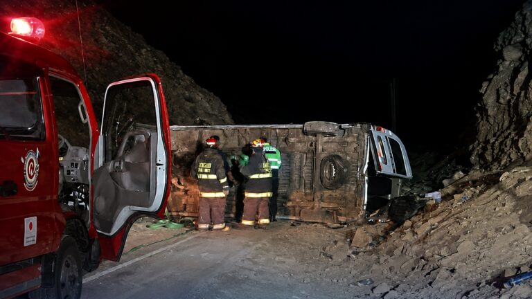 Volcadura en la Costanera Norte deja doce pasajeros heridos