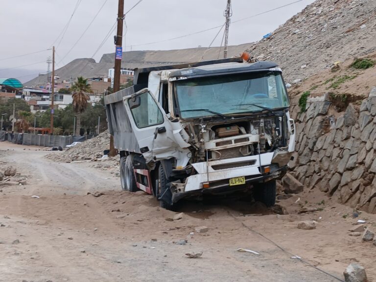 Volquete cae desde la parte alta de Miramar y deja conductor herido