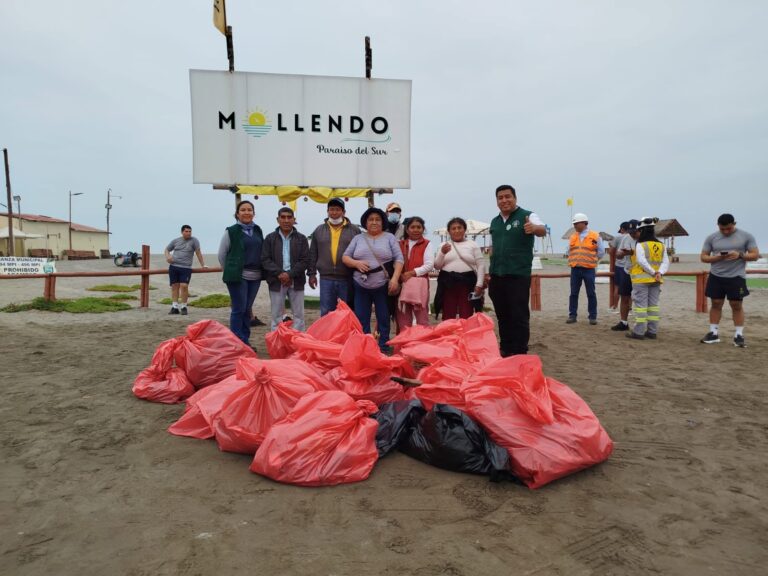 Voluntarios participan en jornada de limpieza en playas de Mollendo