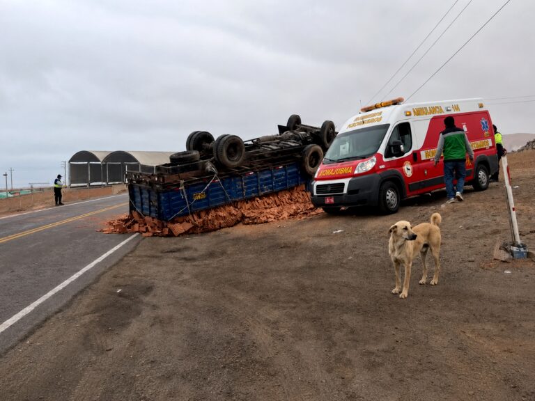 Vuelca camión cargado de ladrillos y conductor resulta herido en Matarani 
