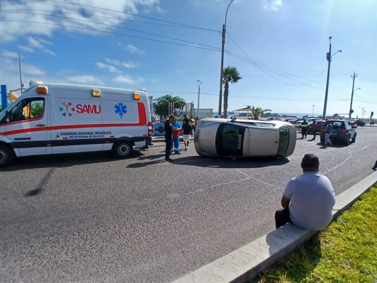 Un herido deja choque y volcadura de automóvil en la avenida Andrés A. Cáceres