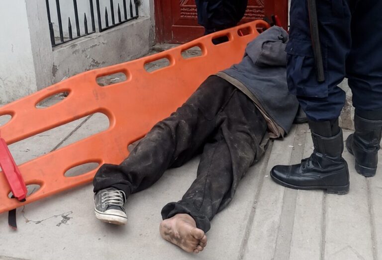 Adulto mayor quedó atrapado en punta metálica de una reja
