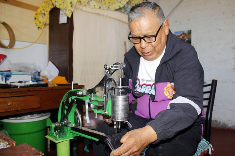 Ilo: Usuario de Pensión 65 conquista con trabajos en cuero