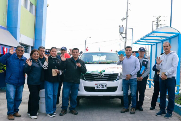 Cerro Verde entrega camioneta para reforzar servicios municipales en Matarani