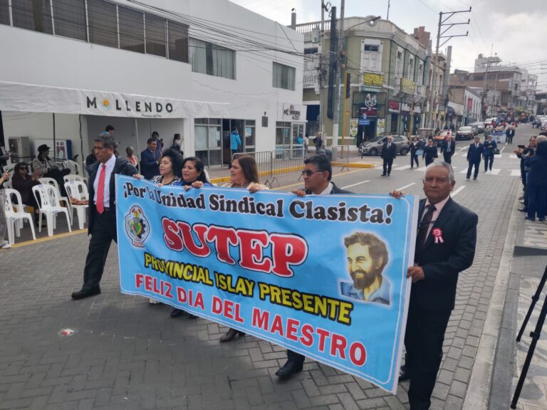 Docentes de Islay participaron en ceremonia y desfile por el Día del Maestro