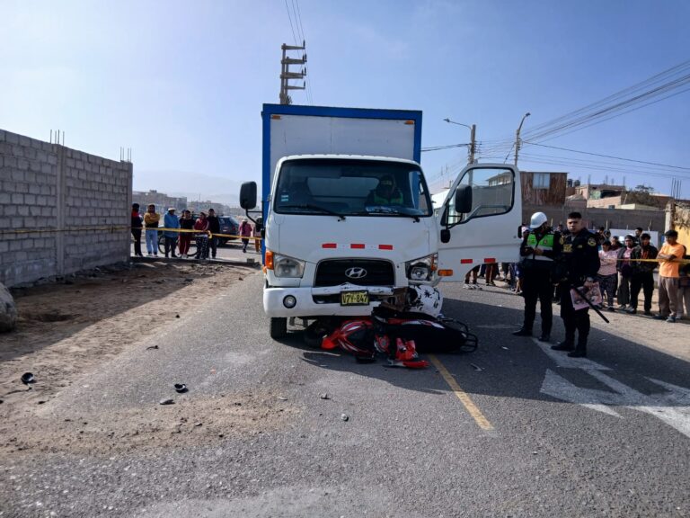 Joven motociclista muere tras impacto con camión en la Pampa Inalámbrica