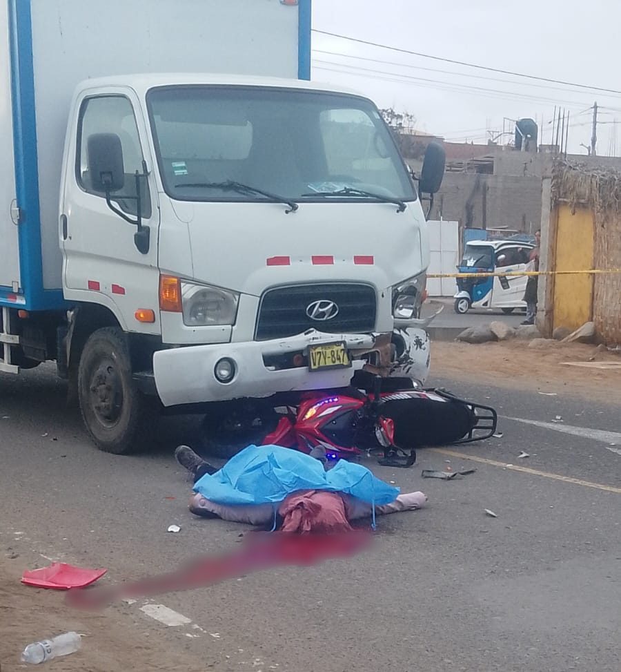 Joven motociclista muere tras impacto con camión en la Pampa Inalámbrica 1 Choque fatal camion y moto muerte de Katy Hanco Condori Familiares y amigos 08072026 2 DIFUMINADO e1783559265817 La Prensa Regional