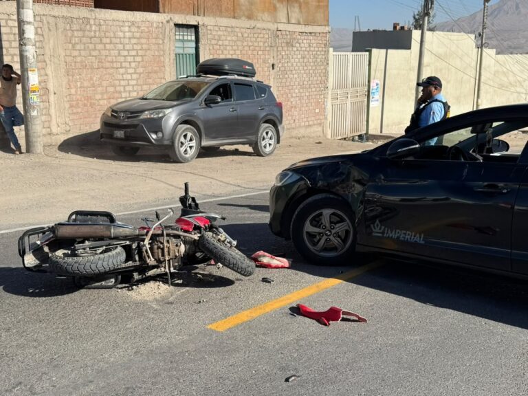 Choque entre taxi y motocicleta deja dos heridos en Moquegua