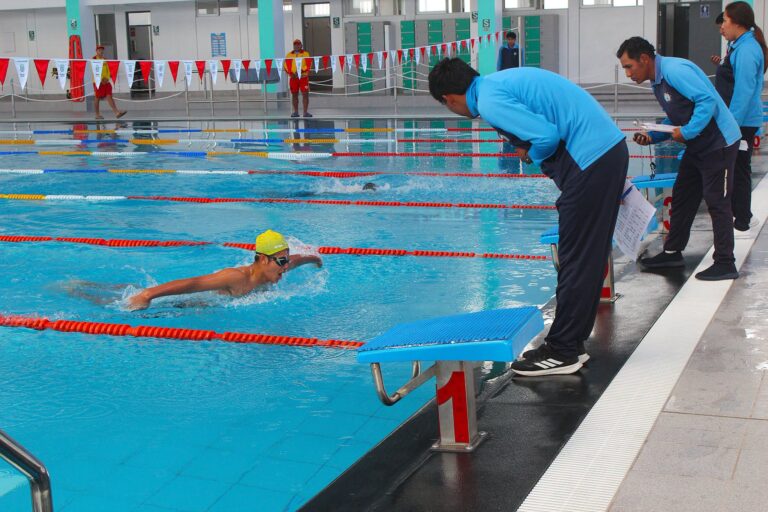 Escolares compiten en natación en piscina temperada de César Vallejo