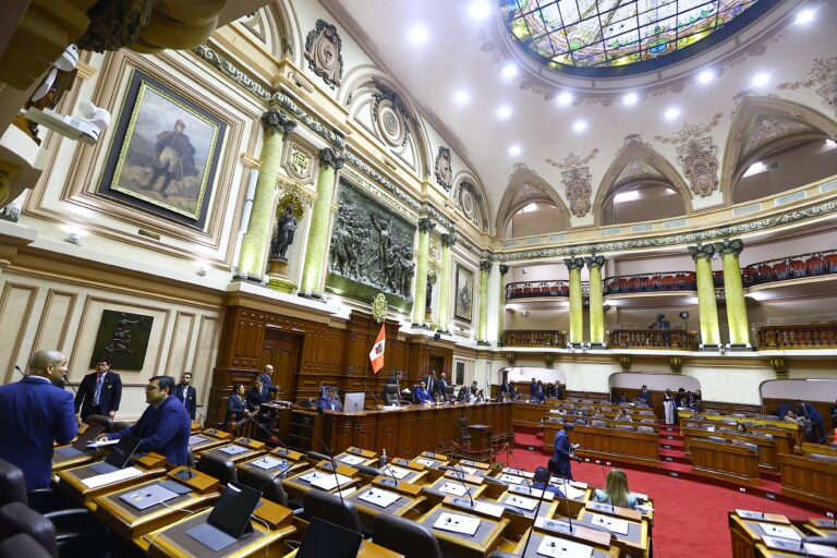 ¿Curules calientes o trabajo real? El reto de un Parlamento bicameral frente a un Perú en crisis