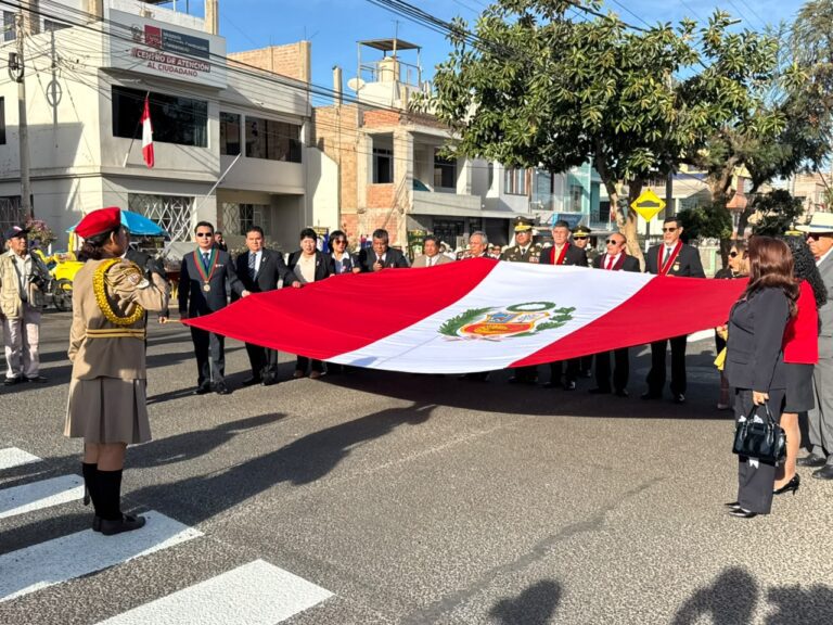 Paseo de la Bandera y desfile escolar resaltaron el 205.º aniversario de la Independencia del Perú en Moquegua