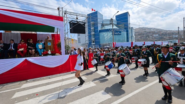 Desfile patrio en Deán Valdivia: IE Rubén Linares e IE La Place ocuparon el primer lugar