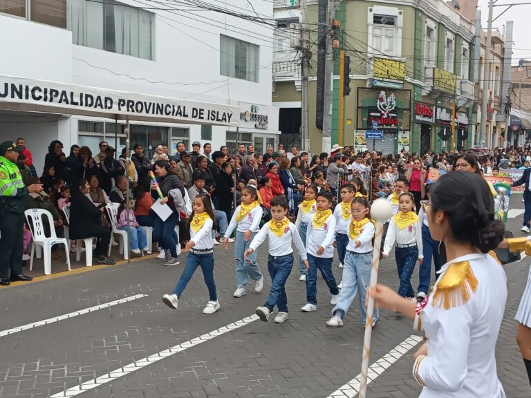 Escolares y exalumnos rindieron homenaje al colegio Deán Valdivia y al jardín El Núcleo