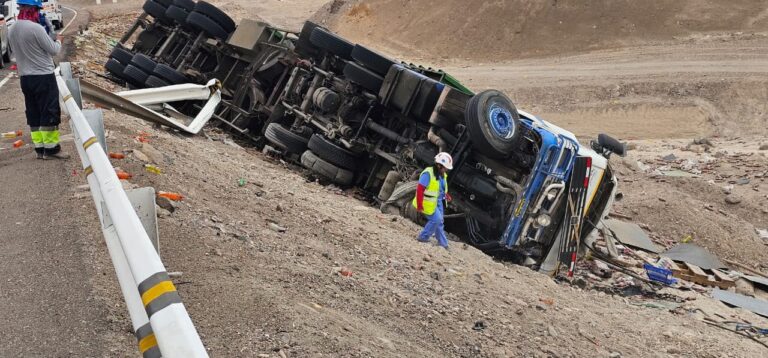 Accidente en la Panamericana Sur deja a conductor de tráiler gravemente herido