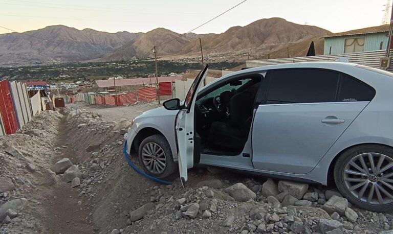 Conductor se despista y choca contra montículo de tierra en Samegua