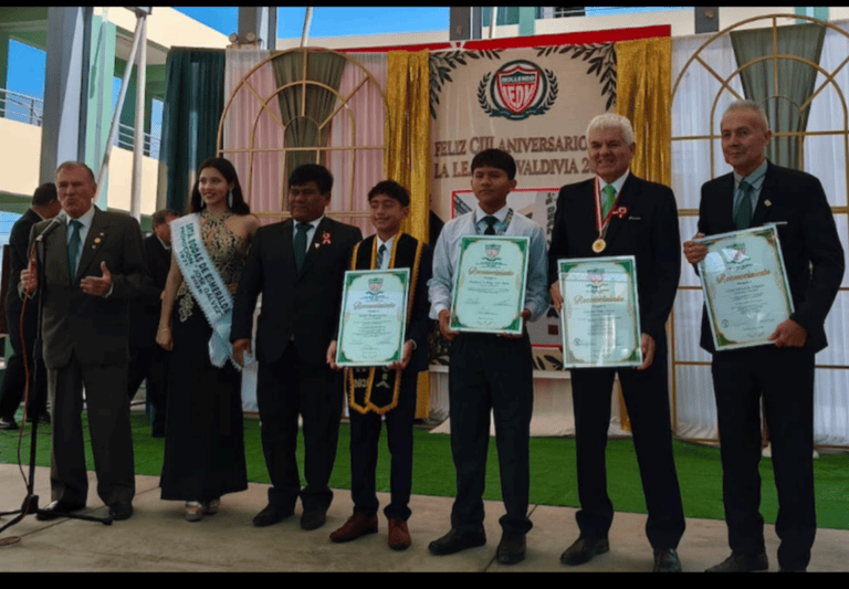 Alumnos y exalumnos recibieron distinciones en aniversario del Deán Valdivia