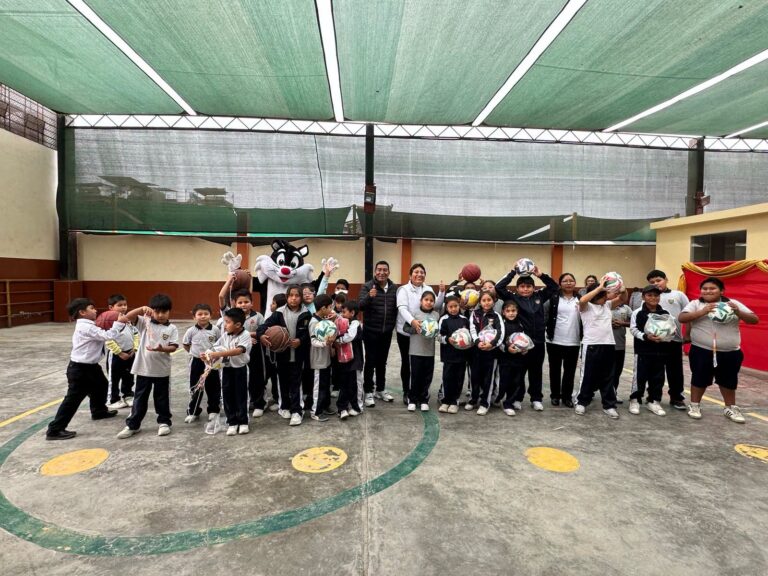 Escolares de Mollendo reciben implementos deportivos para sus actividades