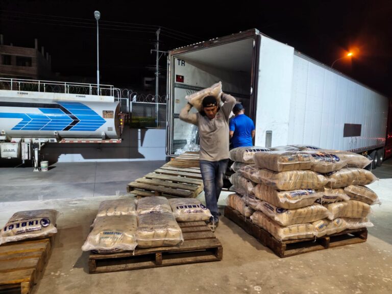 Reciben 20 toneladas de arroz y 500 edredones para familias afectadas por contaminación del río Coralaque