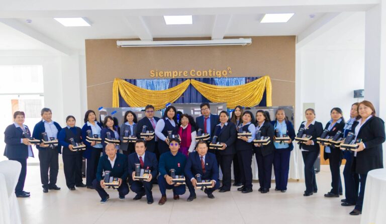 Docentes de Mejía fueron homenajeados con sorteo de televisores 