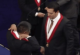 Jaime Quito evita que fujimorista le coloque medalla y rechaza foto protocolar