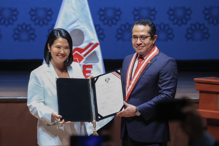 Keiko Fujimori recibe credenciales y promete un gobierno de reconciliación