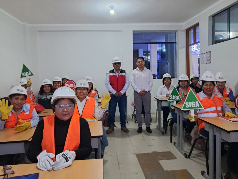 Madres de Juntos se capacitan para trabajar como vigías en obras
