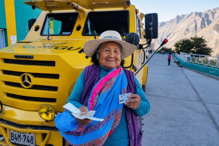 Moquegua: usuarios de Pensión 65 cobran mediante “carrito pagador”