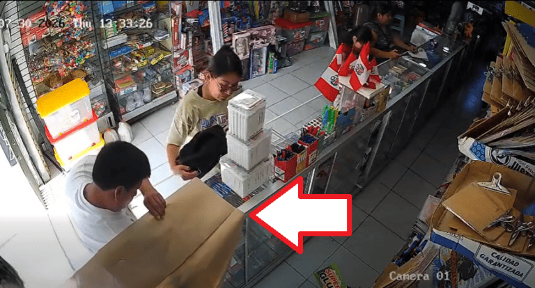 Cocachacra: pareja roba en librería y es captada por cámaras