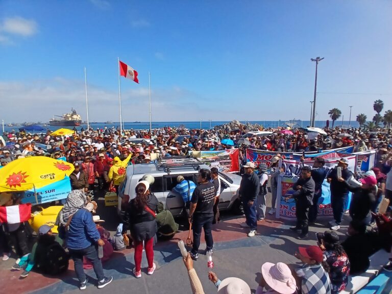 Comerciantes protestan contra reglamento de ferias y campos feriales frente a la Municipalidad de Ilo