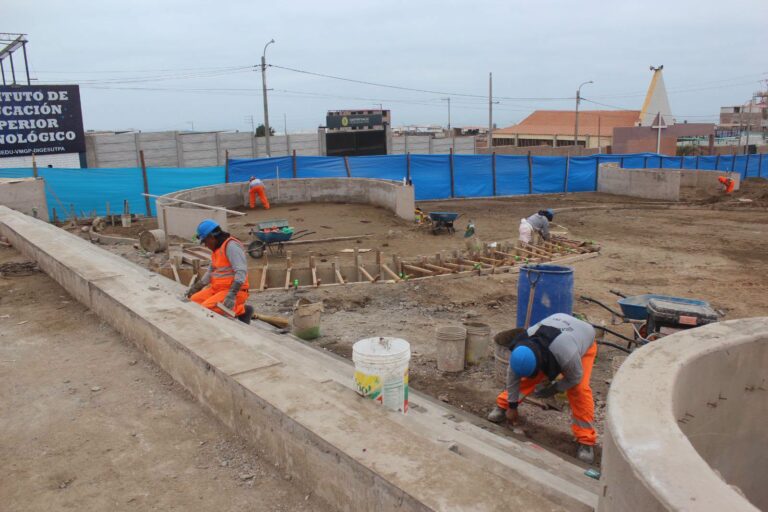 Continúa construcción de plaza Cívica en Alto Inclán