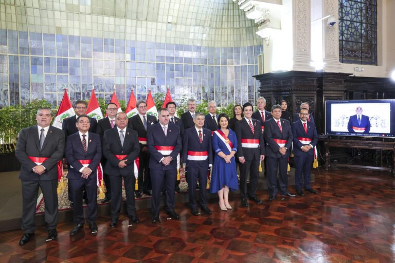 Keiko Fujimori pone en funciones a su primer equipo ministerial