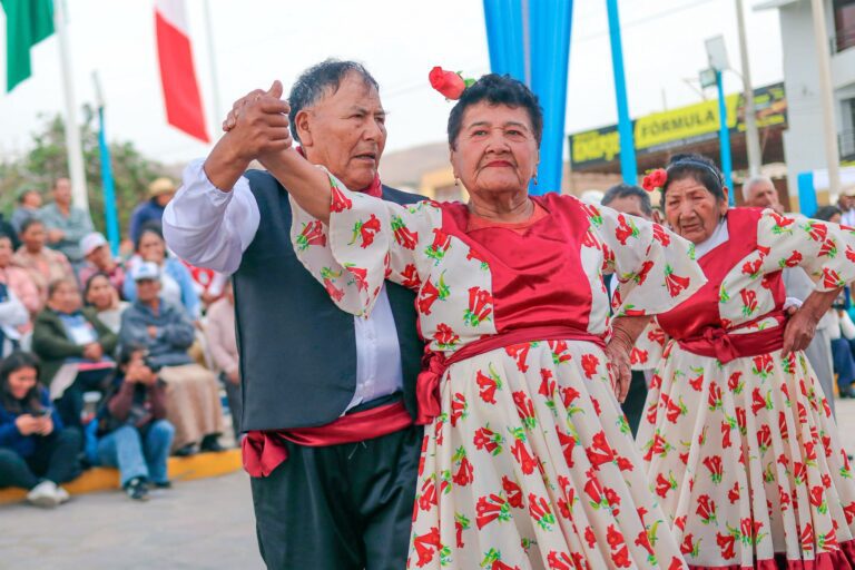 Adultos mayores de Matarani ganan en danza, tejido y yaces en Saberes Productivos 