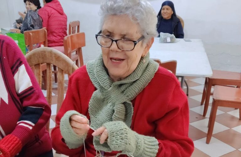 Integrantes de Omaped aprenden tejido y elaboración de prendas