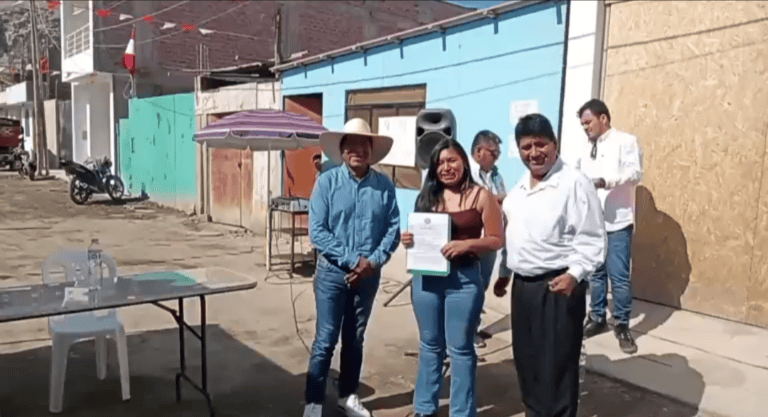 Familias punteñas reciben títulos de propiedad
