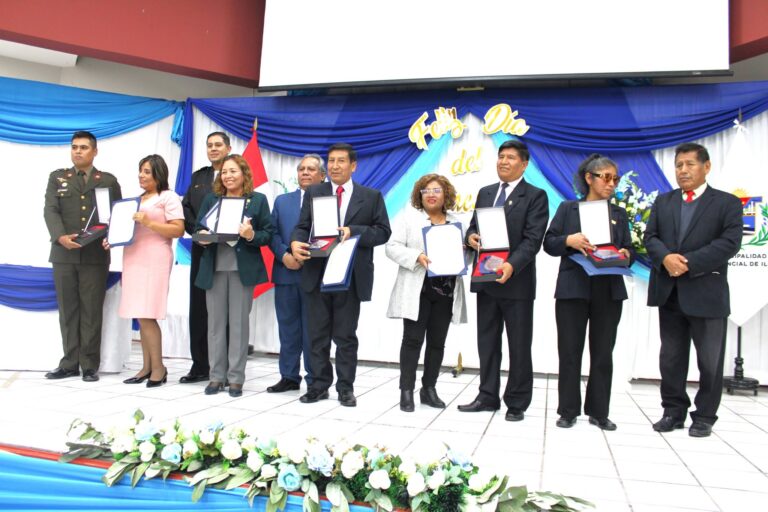 UGEL Ilo reconoce a 36 docentes por cumplir 25 y 30 años de servicio