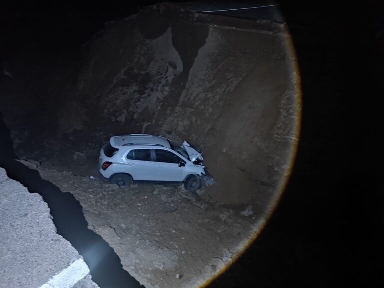 Dos personas resultan heridas tras caer con su vehículo a forado de la Costanera Sur