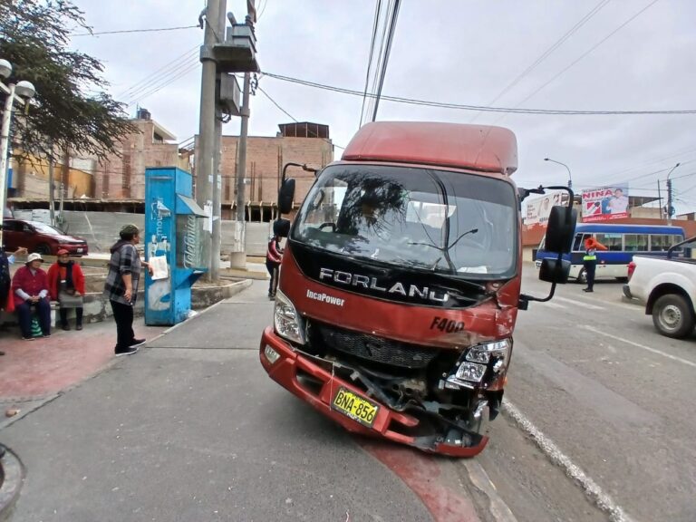 Ilo: Camión choca contra unidad pesada tras presunta falla de frenos