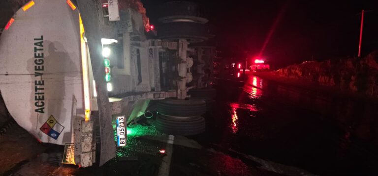 Cisterna boliviana vuelca en la Panamericana Sur y provoca derrame de aceite de soya